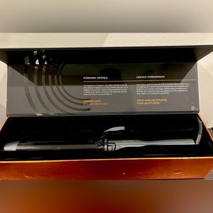 Varis Curler fueled by Hydroionic Crystals - 1.5”spring curling iron- nib